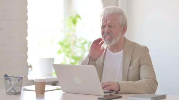 Senior Old Man Memiliki Neck Pain Saat Menggunakan Laptop Kantor — Stok Video