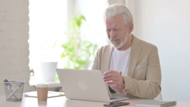 Vecchio Anziano Che Dolore Polso Durante Utilizzo Del Computer Portatile — Video Stock