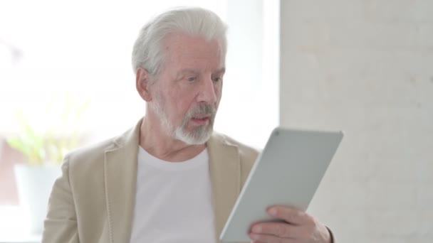 Video Oproep Tablet Door Senior Old Man — Stockvideo