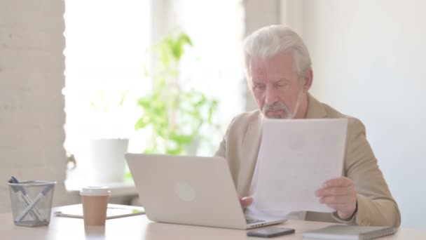 Γραφειοκρατία Senior Old Man Working Laptop Office — Αρχείο Βίντεο