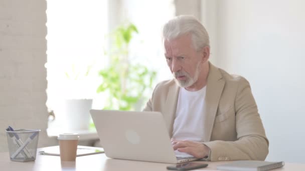 Senior Old Man Reacting Loss While Using Laptop — Stok video