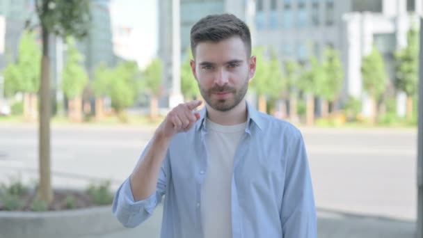 Man Pointing Camera Inviting Outdoor — Stock videók