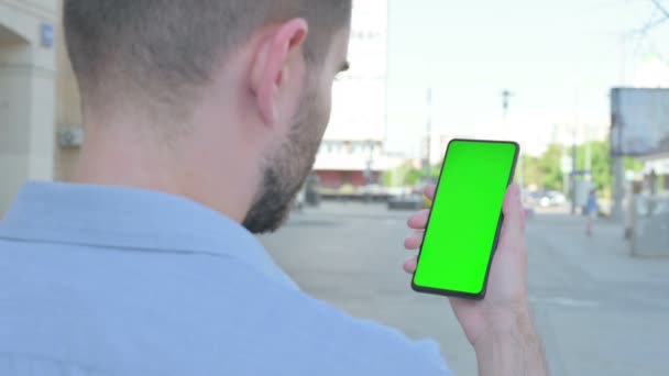 Man Using Smartphone Green Screen Outdoor — Vídeos de Stock