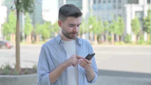 Man Browsing Internet Smartphone Outdoor – stockvideo