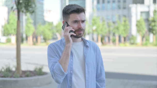 Θυμωμένος Άνθρωπος Μιλάει Στο Τηλέφωνο Ενώ Στέκεται Υπαίθρια — Αρχείο Βίντεο