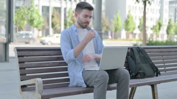 Σκέψη Άνθρωπος Χρησιμοποιώντας Φορητό Υπολογιστή Ενώ Κάθεται Στο Bench — Αρχείο Βίντεο