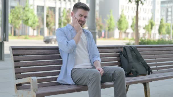 Man Toothache Sitting Bench — Stockvideo