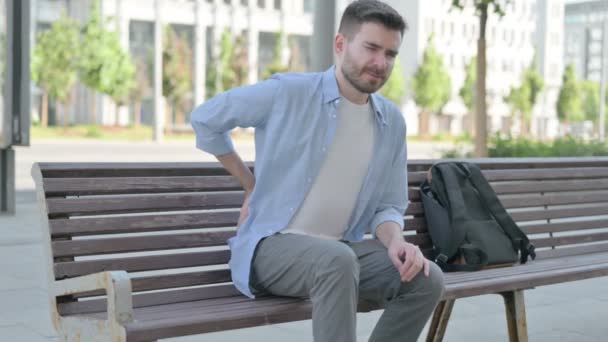 Mann Hat Rückenschmerzen Sitzen Auf Bank — Stockvideo