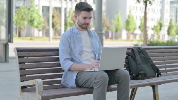 Βήχας Άνθρωπος Χρησιμοποιώντας Φορητό Υπολογιστή Ενώ Κάθεται Στο Bench — Αρχείο Βίντεο