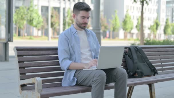 Man Back Pain Using Laptop While Sitting Bench — Vídeo de Stock