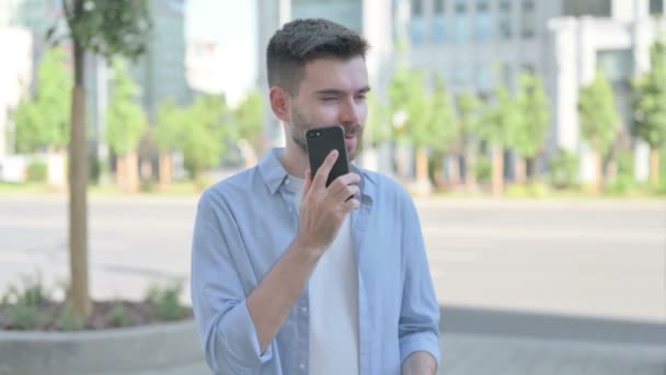 Homme Parlant Téléphone Tout Tenant Debout Extérieur — Video