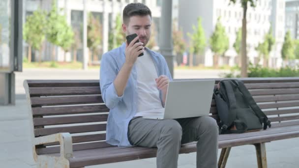 Angry Man Laptop Talking Phone While Sitting Bench — Stockvideo