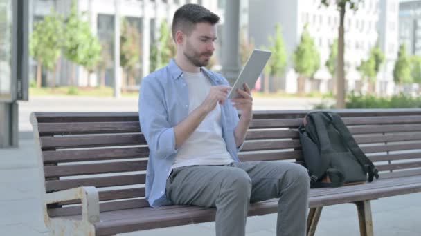 Upset Man Reacting Loss Tablet While Sitting Bench — Vídeos de Stock