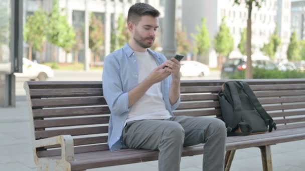 Man Talking Phone While Sitting Bench — Vídeos de Stock