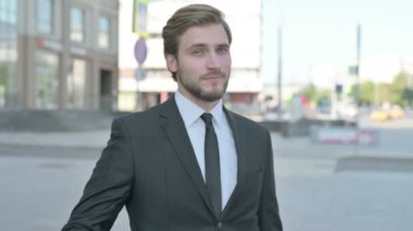 Orta Çağ İşadamı Kamerayı ve Açık Hava Davetiyeyi Gösteriyor
