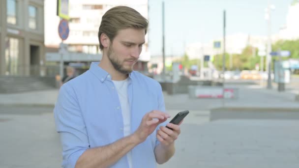 Homem Meia Idade Navegando Internet Smartphone Livre — Vídeo de Stock