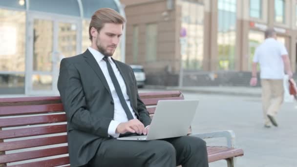 Businessman Wrist Pain Using Laptop While Sitting Bench — Vídeos de Stock