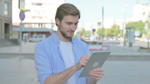 Homem Meia Idade Comemorando Vitória Line Tablet Outdoor — Vídeo de Stock