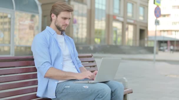 Középkorú Férfi Elutasítása Tagadásban Laptop Használata Közben Ülő Szabadban Padon — Stock videók