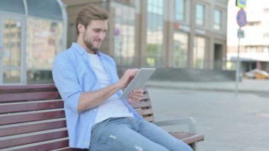Bankta otururken Tablet 'te Online Kazanan Orta Yaşlı Adam Kutlanıyor