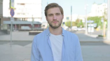 Orta yaşlı adam tamam işareti gösteriyor. parmak dışarıda.