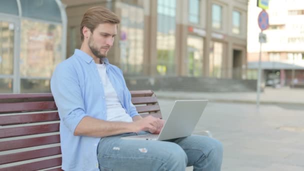 Hombre Mediana Edad Con Ordenador Portátil Sonriendo Cámara Mientras Sienta — Vídeos de Stock