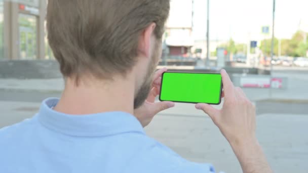 Close Homem Meia Idade Usando Smartphone Com Tela Verde Livre — Vídeo de Stock