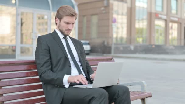 Rejecting Middle Aged Businessman Denial While Using Laptop Sitting Outdoor — Vídeo de stock
