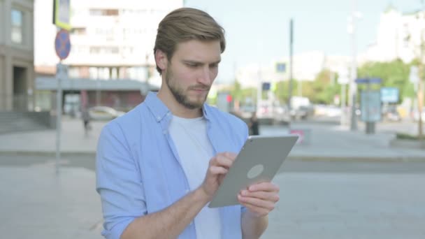 Retrato Homem Meia Idade Usando Tablet Digital Livre — Vídeo de Stock