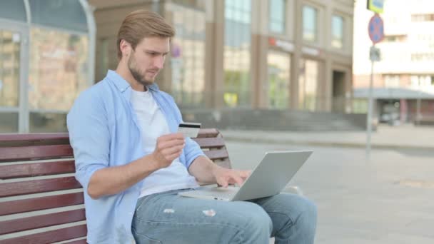 Middle Aged Man Memiliki Masalah Pembayaran Online Melalui Smartphone Outdoor — Stok Video