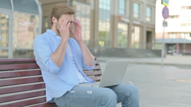 Mann Mittleren Alters Mit Kopfschmerzen Benutzt Laptop Während Draußen Auf — Stockvideo