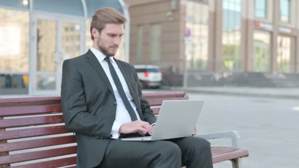 Busy Middle Aged Businessman Using Laptop Sitting Outdoor Bench — Vídeo de Stock