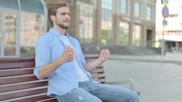 Angespannter Mann Mittleren Alters Fühlt Sich Frustriert Während Draußen Auf — Stockvideo