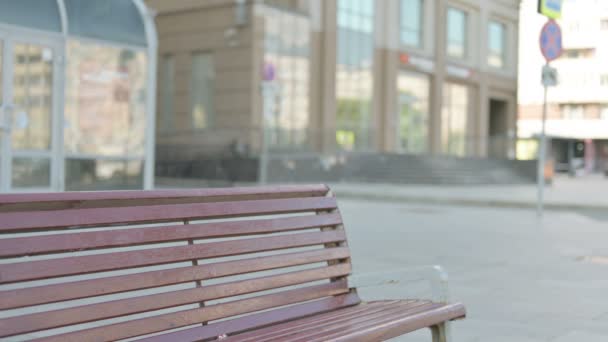 Mann Mittleren Alters Kommt Und Sitzt Auf Bank Freien — Stockvideo