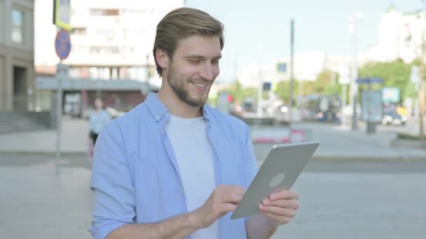 中年男性屋外によるタブレット上のビデオ通話 — ストック動画