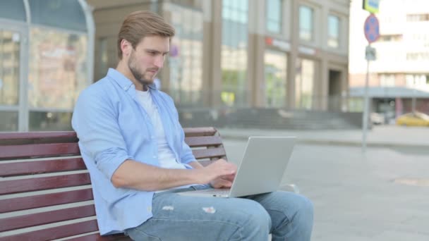 Mann Mittleren Alters Feiert Erfolg Auf Laptop Während Draußen Auf — Stockvideo