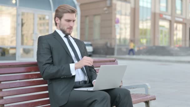 Coughing Middle Aged Businessman Using Laptop While Sitting Outdoor Bench — Vídeo de stock