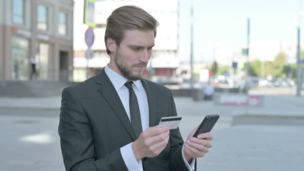 Excited Middle Aged Businessman Shopping Online Smartphone Outdoor — Vídeo de stock