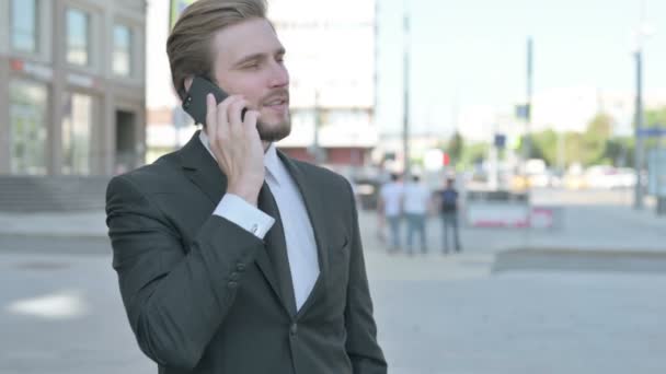Portrait Middle Aged Businessman Talking Phone Outdoor — Stockvideo