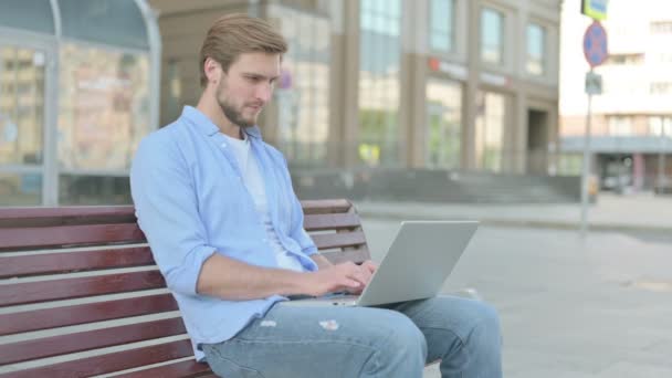 Ocupado Homem Meia Idade Usando Laptop Sentado Livre Banco — Vídeo de Stock