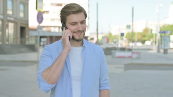 Retrato Homem Meia Idade Conversando Telefone Livre — Vídeo de Stock