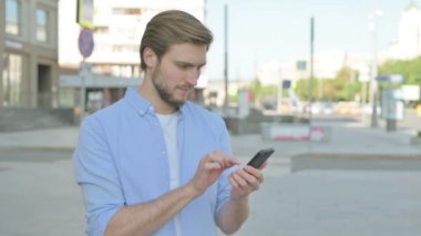 Smartphone 'da Çevrimiçi Başarıyı Kutlayan Orta Yaşlı Adam