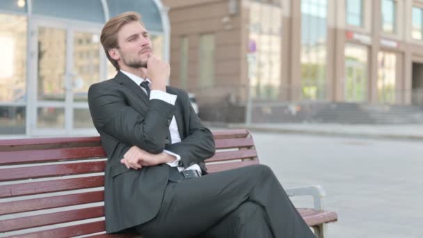 Pensive Middle Aged Businessman Thinking While Sitting Outdoor Bench — Vídeo de Stock
