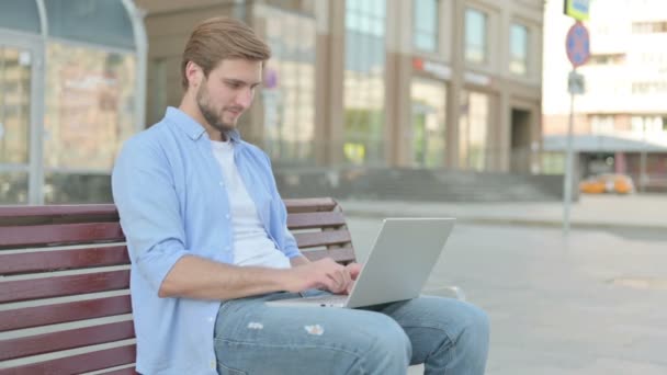 Чоловік Середнього Віку Ноутбуком Показує Великі Пальці Вгору Знак Сидячи — стокове відео