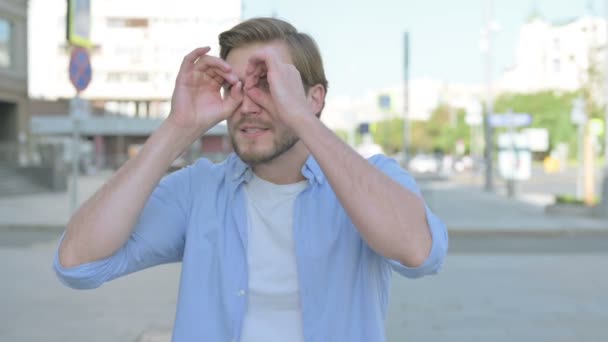 Outdoor Man Zoek Met Hand Gemaakte Verrekijker — Stockvideo