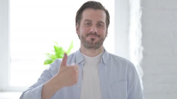 Портрет Зрілої Людини Показує Великі Пальці Вгору Знак — стокове відео