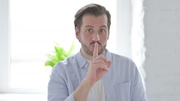 Homem Colocando Dedos Nos Lábios Sinal Silencioso — Vídeo de Stock