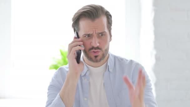 Mature Man Talking Angrily Smartphone — Vídeo de Stock