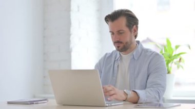 Laptop ofiste çalışan olgun adam