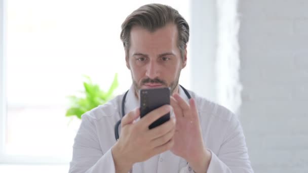 Retrato Doctor Masculino Usando Smartphone — Vídeo de stock